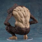 Vue 3/4 de dos à mi-distance de la figurine à échelle du Beast Titan de Shingeki no Kyojin, sans vêtements, avec texture de fourrure.