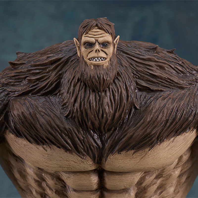 Vue de face avec plan rapproché de la figurine Pop Up Parade de Zeke Yeager (Beast Titan) de Shingeki no Kyojin, en posture dynamique avec expression menaçante.