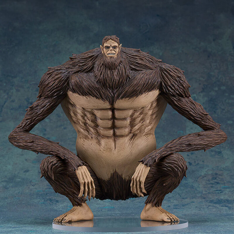 Vue de face avec plan rapproché moyen de la figurine Pop Up Parade du Titan bestial Zeke Yeager de Shingeki no Kyojin, en position accroupie avec un pelage brun.