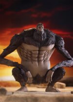 Vue 3/4 de face à mi-distance de la figurine Pop Up Parade du Titan Bestial de Shingeki no Kyojin, en position accroupie.