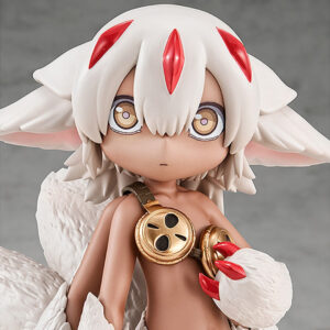 Vue de face en plan moyen de la Pop Up Parade de Faputa de Made in Abyss tenant un objet.