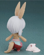 Vue 3/4 arrière en plan d'ensemble de la Nendoroid de Nanachi de Made in Abyss debout.