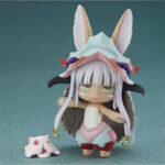 Vue 3/4 avant en plan d'ensemble de la figurine de Nanachi de Made in Abyss avec les bras légèrement écartés.