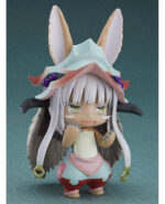 Vue de face en plan d'ensemble de la Nendoroid de Nanachi de Made in Abyss faisant un geste timide.