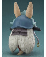 Vue de dos en plan d'ensemble de la figurine de Nanachi de Made in Abyss.