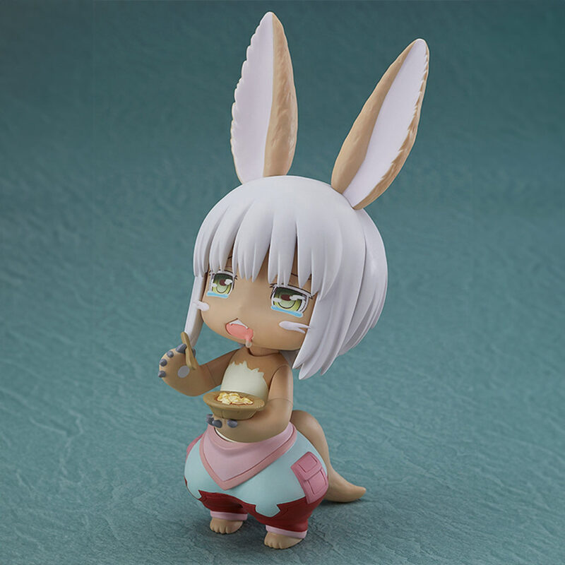 Vue 3/4 avant en plan d'ensemble de la Nendoroid de Nanachi de Made in Abyss mangeant.