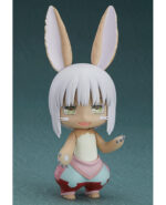 Vue de face en plan d'ensemble de la Figure de Nanachi de Made in Abyss se tenant debout.