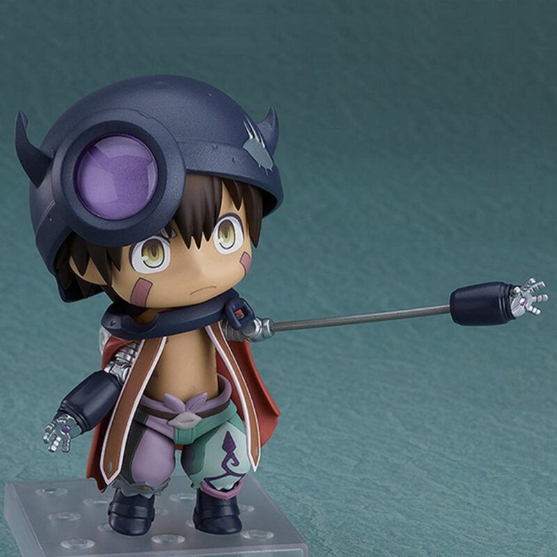 Vue 3/4 avant en plan d'ensemble de la Figure de Legu de Made in Abyss tendant un bras mécanique.