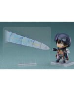 Vue 3/4 avant en plan d'ensemble de la Nendoroid de Legu de Made in Abyss pointant du doigt.