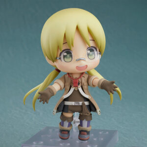 Vue 3/4 avant en plan d'ensemble de la figurine de Riko de Made in Abyss les bras ouverts.