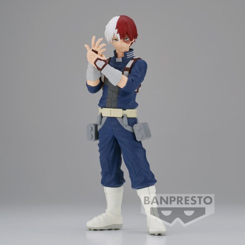 Vue 3/4 de face à mi-distance de la figurine  de Shoto Todoroki de My Hero Academia en costume de héros bleu, levant une main.
