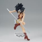 Vue 3/4 arrière à mi-distance de la figurine Momo Yaoyorozu de My Hero Academia en tenue rouge et beige, tenant un bâton métallique.