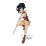 Vue 3/4 de face à mi-distance de la figurine  de Momo Yaoyorozu de My Hero Academia en tenue de combat, tenant un pôle métallique.