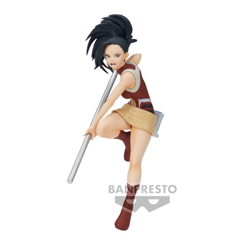 Vue 3/4 de face à mi-distance de la figurine  de Momo Yaoyorozu de My Hero Academia en tenue de combat, tenant un pôle métallique.