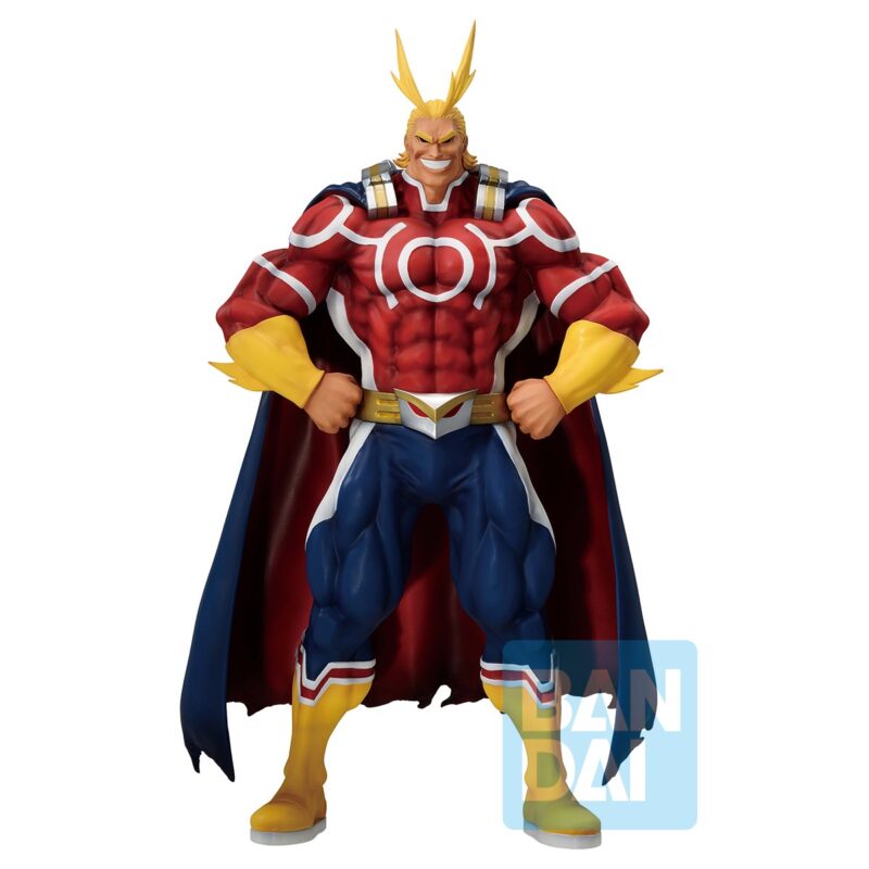 Vue 3/4 de face à distance totale de la figurine d'All Might de My Hero Academia en costume de super-héros, portant une cape bleue.