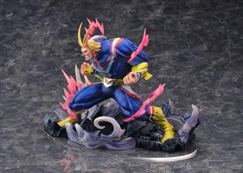 Vue 3/4 de face à mi-distance de la figurine d'All Might de My Hero Academia en costume de super-héros, avec des effets d'énergie rose autour.