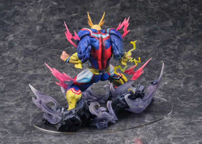 Vue 3/4 arrière à mi-distance de la figurine d'All Might de My Hero Academia en costume de super-héros, avec effets d'énergie.