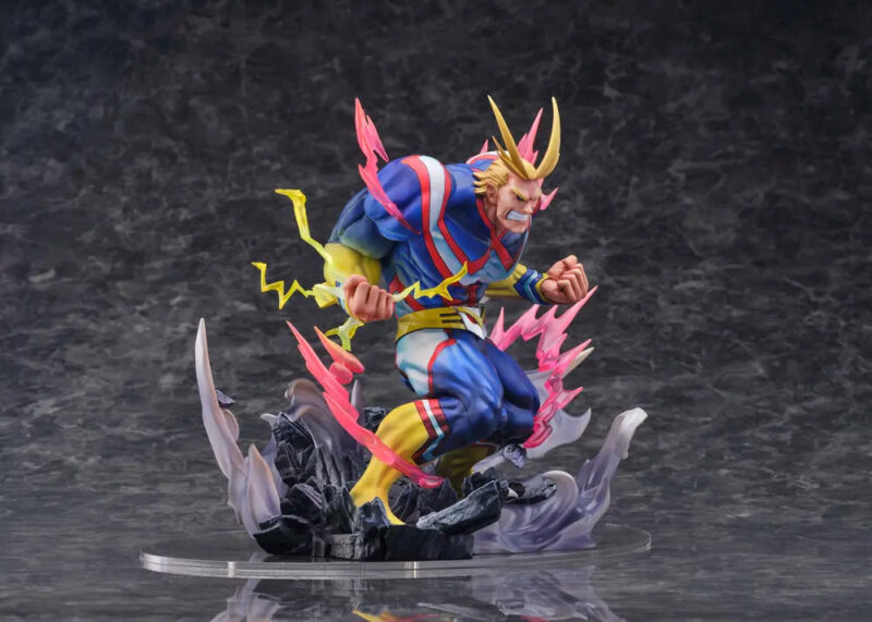 Vue 3/4 de face à plein corps de la figurine d'All Might de My Hero Academia en costume de héros, avec des effets d'énergie vibrants.