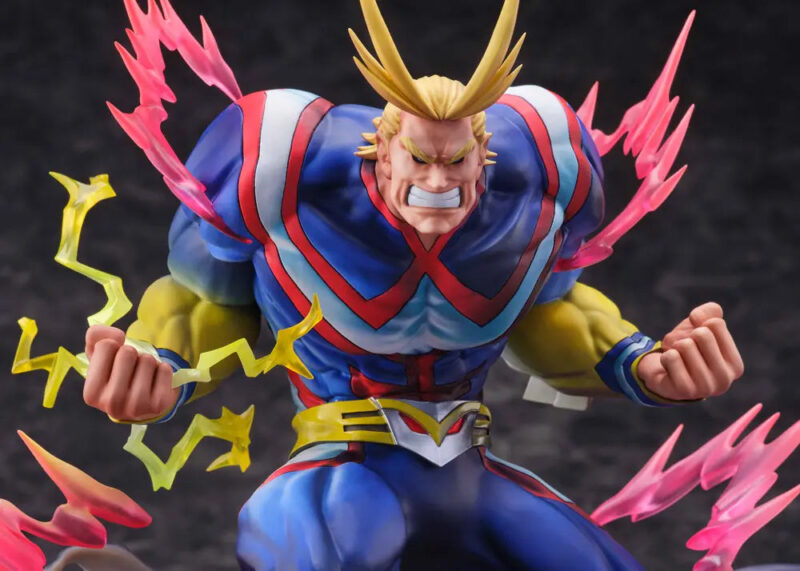 Vue 3/4 de face à mi-distance de la figurine d'All Might de My Hero Academia en costume bleu avec accents rouges et blancs, entouré d'effets électriques.