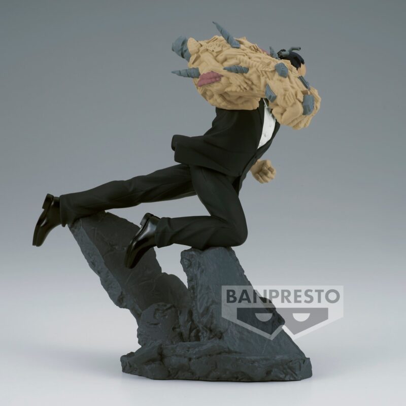 Vue 3/4 de face à mi-distance de la figurine d'All For One de My Hero Academia en costume noir, avec une tête monstrueuse.