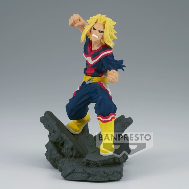 Vue 3/4 de face à mi-distance de la figurine de All Might de My Hero Academia en costume de super-héros, sur une base en débris.