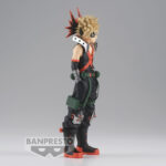 Vue de profil à mi-distance de la figurine  en tenue noire avec motif rouge, coiffure épineuse.