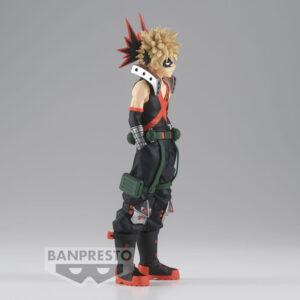 Vue de profil à mi-distance de la figurine  en tenue noire avec motif rouge, coiffure épineuse.