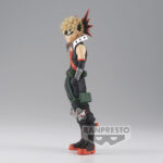 Vue de profil à mi-distance de la figurine  de Katsuki Bakugo de My Hero Academia en costume de héros noir, avec une ceinture utilitaire et des gadgets.