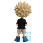 Vue 3/4 de dos à mi-distance de la figurine de Katsuki Bakugo de My Hero Academia en t-shirt noir et shorts beiges, avec une coiffure en pics.