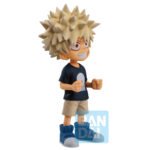 Vue 3/4 de face à mi-distance de la figurine de Katsuki Bakugo de My Hero Academia en t-shirt noir et shorts beiges, avec expression déterminée.