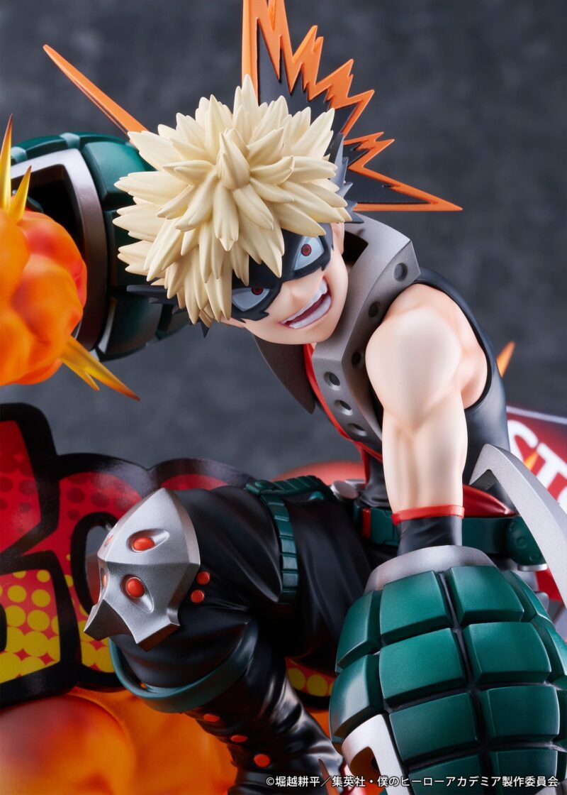 Vue 3/4 de face à mi-distance de la figurine Katsuki Bakugo de My Hero Academia en tenue sombre, avec des effets d'explosion aux gants.