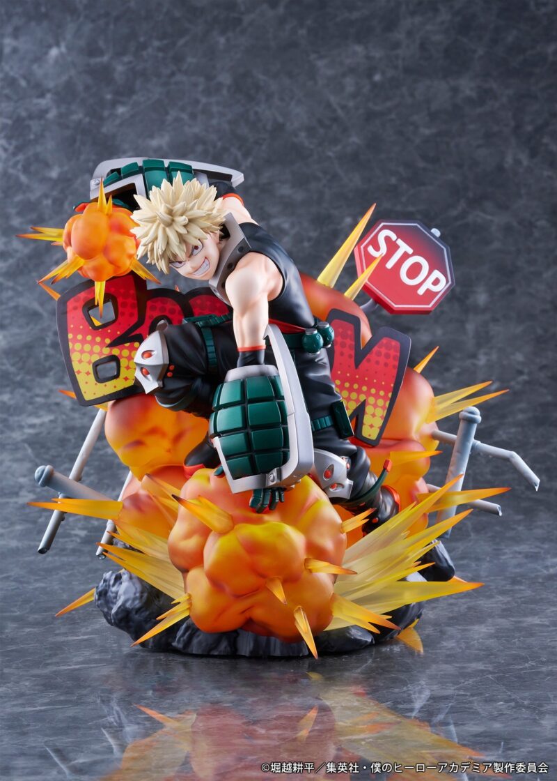 Vue 3/4 de face à mi-distance de la figurine de Katsuki Bakugo de My Hero Academia en costume de héros, avec effets d'explosion.