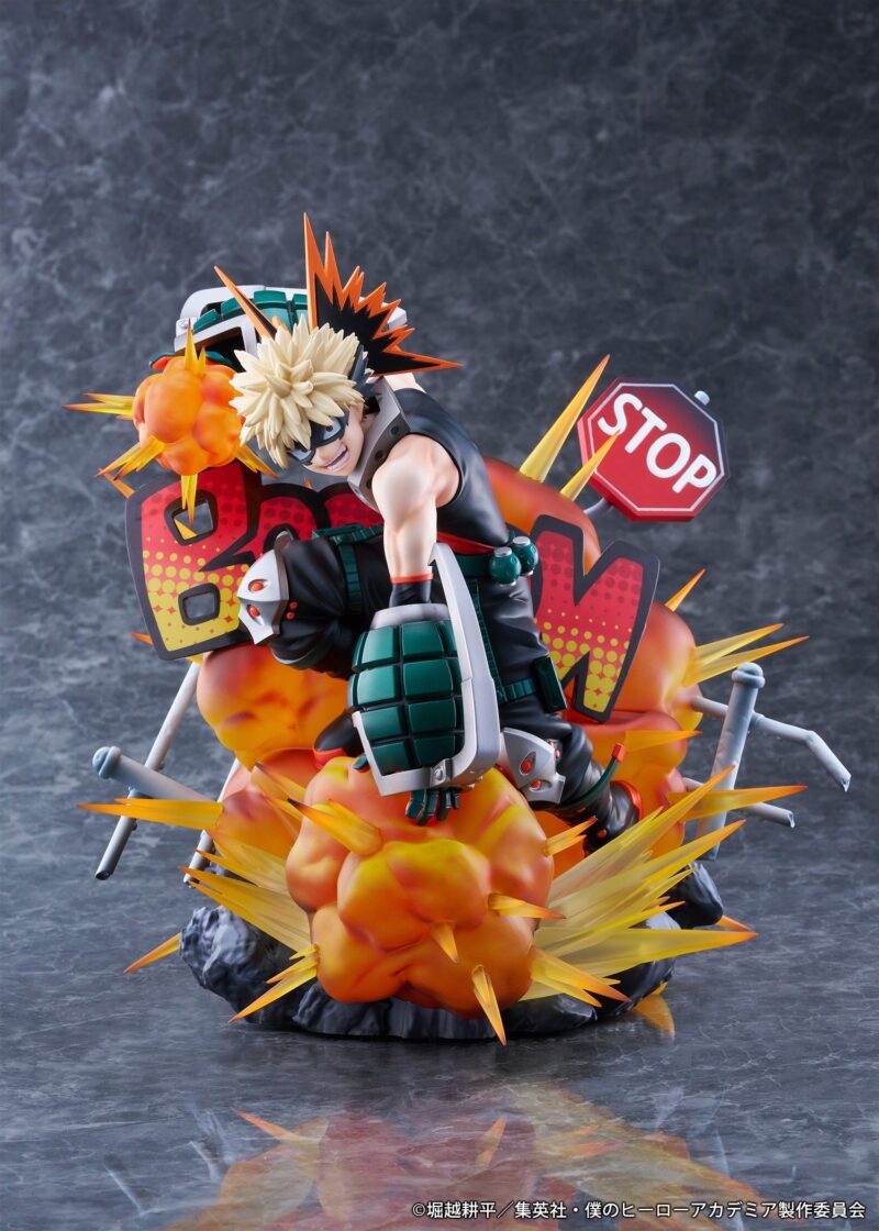Vue 3/4 de face à mi-distance de la figurine de Katsuki Bakugo de My Hero Academia en costume de héros, avec gantelets explosifs.