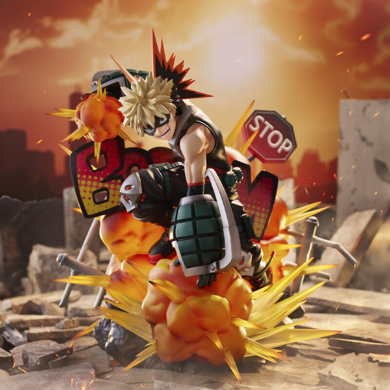 Vue 3/4 de face à mi-distance de la figurine de Katsuki Bakugo de My Hero Academia en tenue de combat, avec effets explosifs autour de lui.