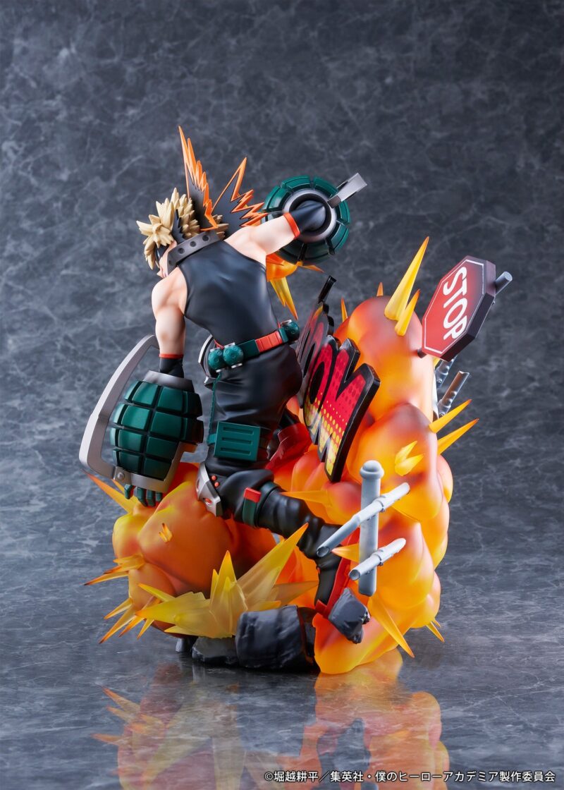 Vue 3/4 de face à mi-distance de la figurine de Shoto Todoroki de My Hero Academia en uniforme scolaire, avec cheveux bicolores.