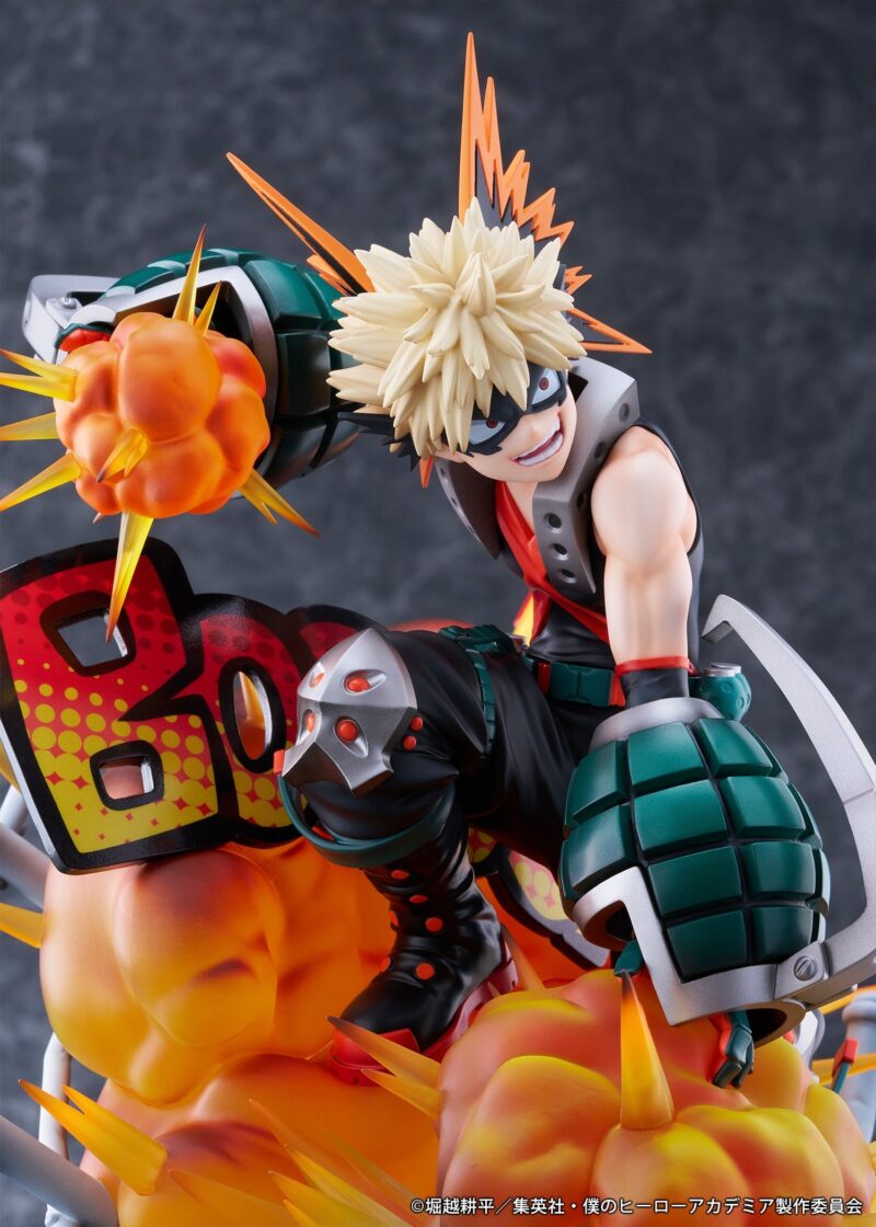 Vue 3/4 de face à mi-distance de la figurine de Katsuki Bakugo de My Hero Academia en tenue noire sans manches, avec des gantelets blindés et effet d'explosion.