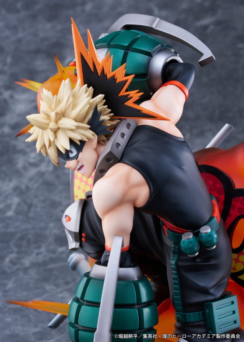 Vue 3/4 latérale à mi-distance de la figurine de Katsuki Bakugo de My Hero Academia en tenue noire sans manches, avec des gantelets en forme de grenade.