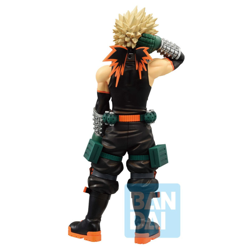 Vue 3/4 arrière à mi-distance de la figurine de Katsuki Bakugo de My Hero Academia en haut sans manches, mains derrière la tête.