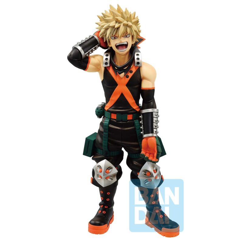 Vue 3/4 de face à mi-distance de la figurine Ichibansho de Katsuki Bakugo de My Hero Academia en tenue tactique noire et orange, levant une main à sa tête.