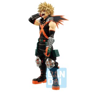 Vue 3/4 de face à mi-distance de la figurine de Katsuki Bakugo de My Hero Academia en tenue tactique noire avec des sangles orange, avec des extensions en forme d'aile sur le dos.