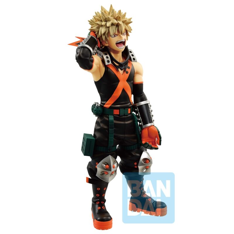 Vue 3/4 de face à mi-distance de la figurine Ichiban Kuji de Katsuki Bakugo de My Hero Academia en costume noir sans manches avec un design orange, levant la main près de sa tête.