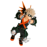 Vue 3/4 de face à mi-distance de la figurine  de Katsuki Bakugo de My Hero Academia en costume noir avec accents orange, en posture dynamique, portant des gantelets.
