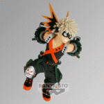 Vue 3/4 de face à mi-distance de la figurine de Katsuki Bakugo de My Hero Academia en costume de héros noir et orange, avec des gantelets stylisés.