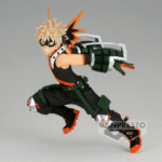 Vue 3/4 de face à mi-distance de la figurine Prize de Katsuki Bakugo de My Hero Academia en tenue noire sans manches, tenant des dispositifs explosifs aux bras.
