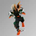 Vue 3/4 arrière à mi-distance de la figurine  de Katsuki Bakugo de My Hero Academia en costume de héros, en pose dynamique avec poings serrés et gantelets.