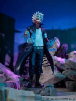 my-hero-academia-figurine-dabi-tenitol_3 Vue 3/4 de face à mi-distance de la figurine de Dabi de My Hero Academia, en manteau noir, tenant des flammes bleues dans les mains.