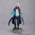 my-hero-academia-figurine-dabi-tenitol_6 Vue de face à distance totale de la figurine Dabi de My Hero Academia en manteau sombre, bras étendus avec flammes bleues.