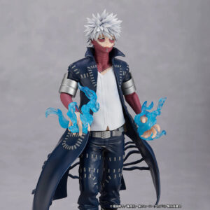 Vue 3/4 de face à mi-distance de la figurine de Dabi de My Hero Academia en manteau noir, tenant des flammes bleues.
