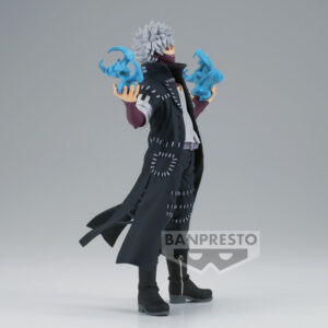 Vue 3/4 de face à mi-distance de la figurine Prize de Dabi de My Hero Academia en manteau noir, tenant des flammes bleues.