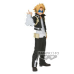 Vue 3/4 de face à mi-distance de la figurine de Denki Kaminari de My Hero Academia en veste noire avec accents blancs et dorés, levant un bras.